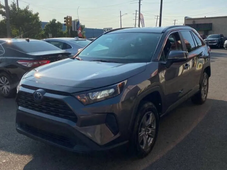 2022 Toyota RAV4 LE photo 1