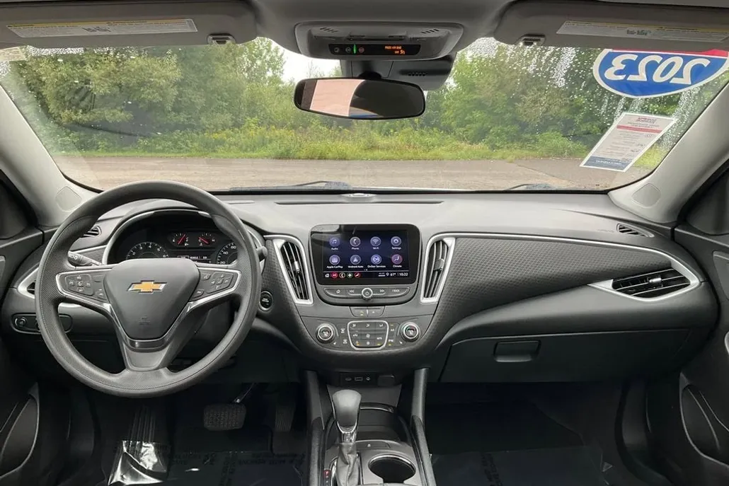 2023 Chevrolet Malibu 1LT photo 1