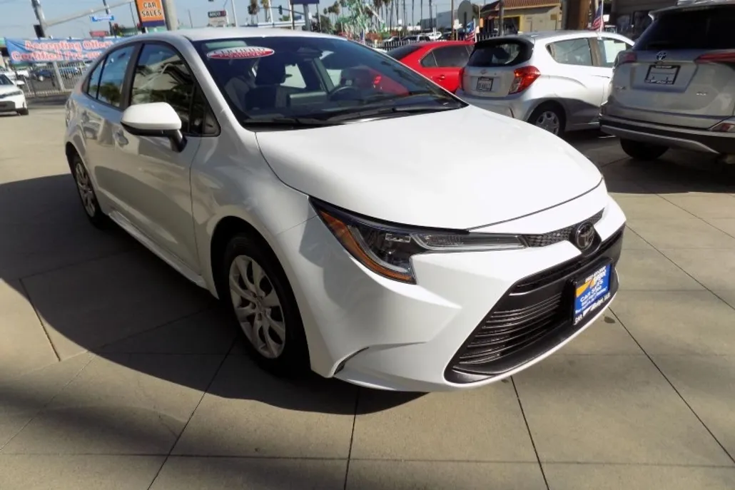 2024 Toyota Corolla LE photo 1