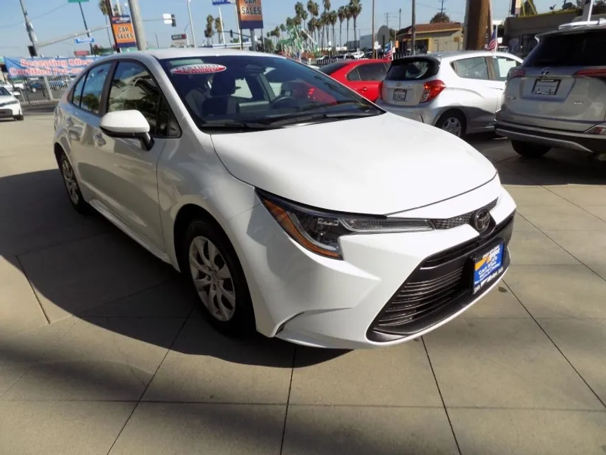 2024 Toyota Corolla LE photo 1