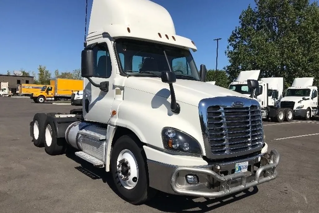 2018 Freightliner Cascadia 125" Sleeper Cab photo 1