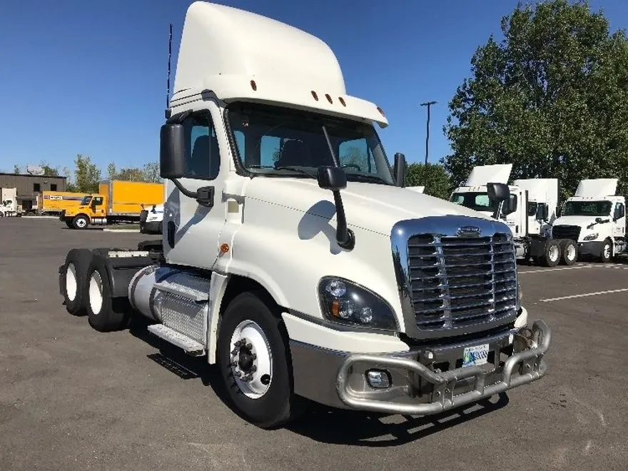 2018 Freightliner Cascadia 125" Sleeper Cab photo 1