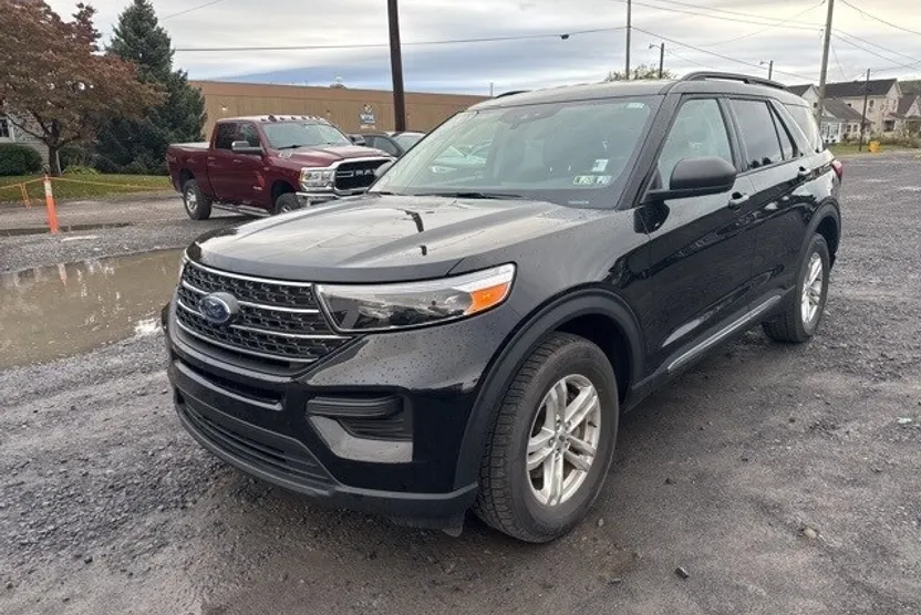 2023 Ford Explorer XLT photo 1