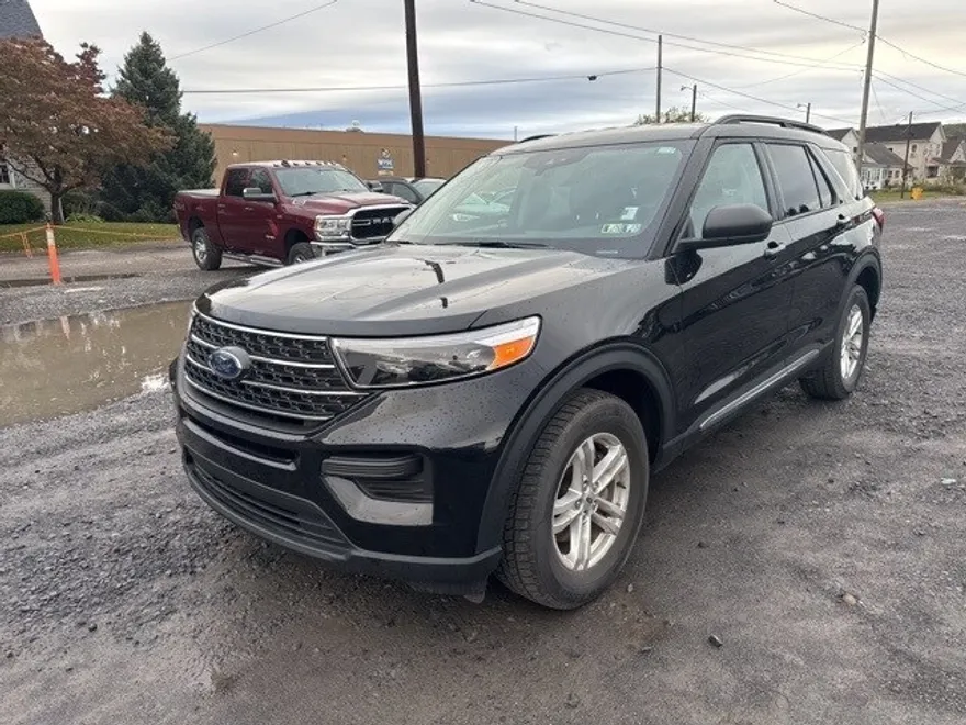 2023 Ford Explorer XLT photo 1