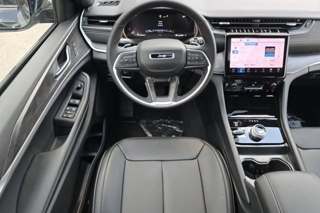 2025 Jeep Grand Cherokee Limited photo 1