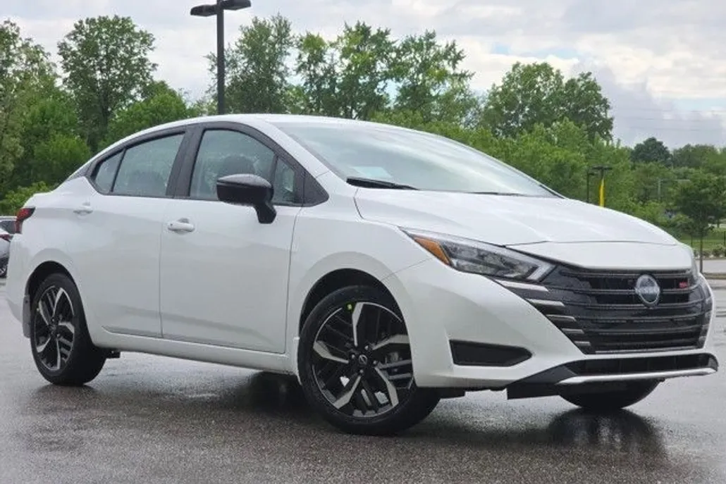 2025 Nissan Versa SR photo 1