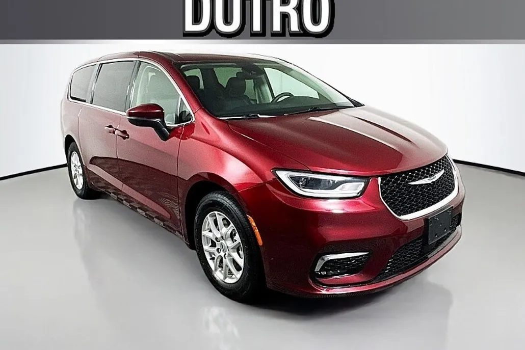 2023 Chrysler Pacifica Touring L photo 1