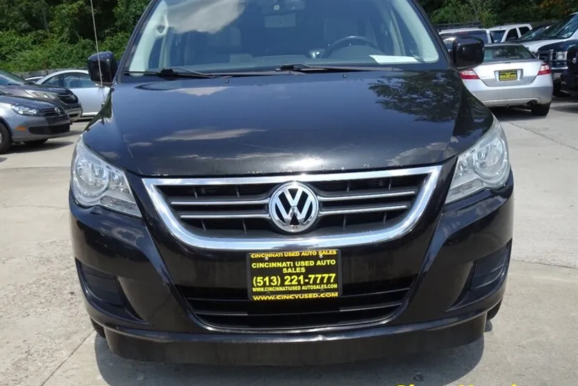 2012 Volkswagen Routan SEL photo 1