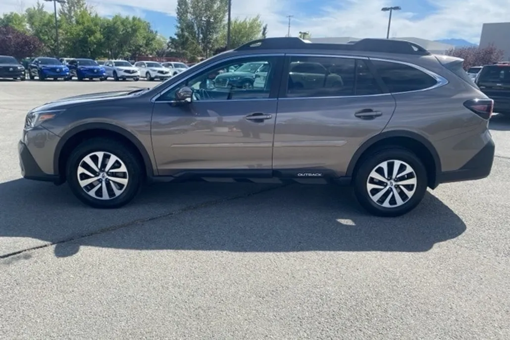 2022 Subaru Outback Premium photo 1