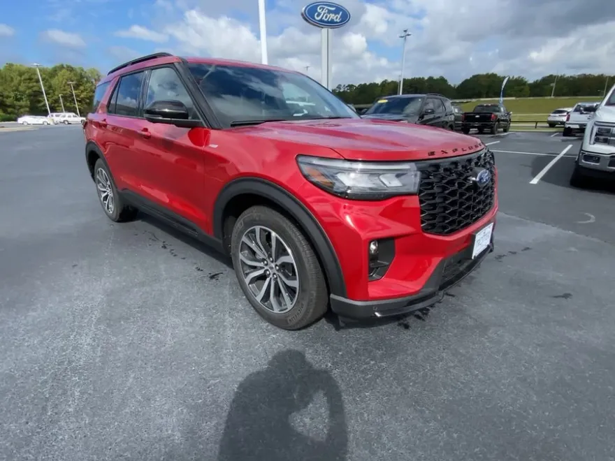 2025 Ford Explorer ST-Line photo 1