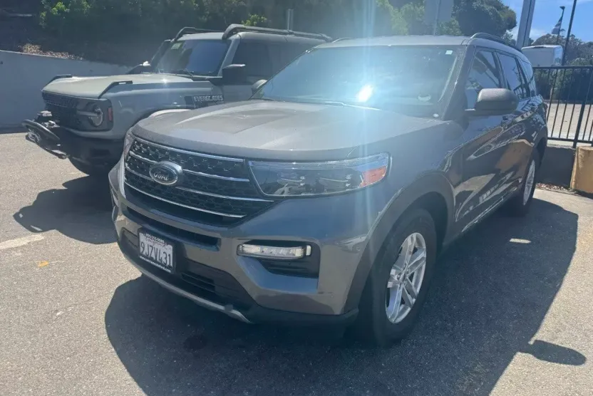 2023 Ford Explorer XLT photo 1
