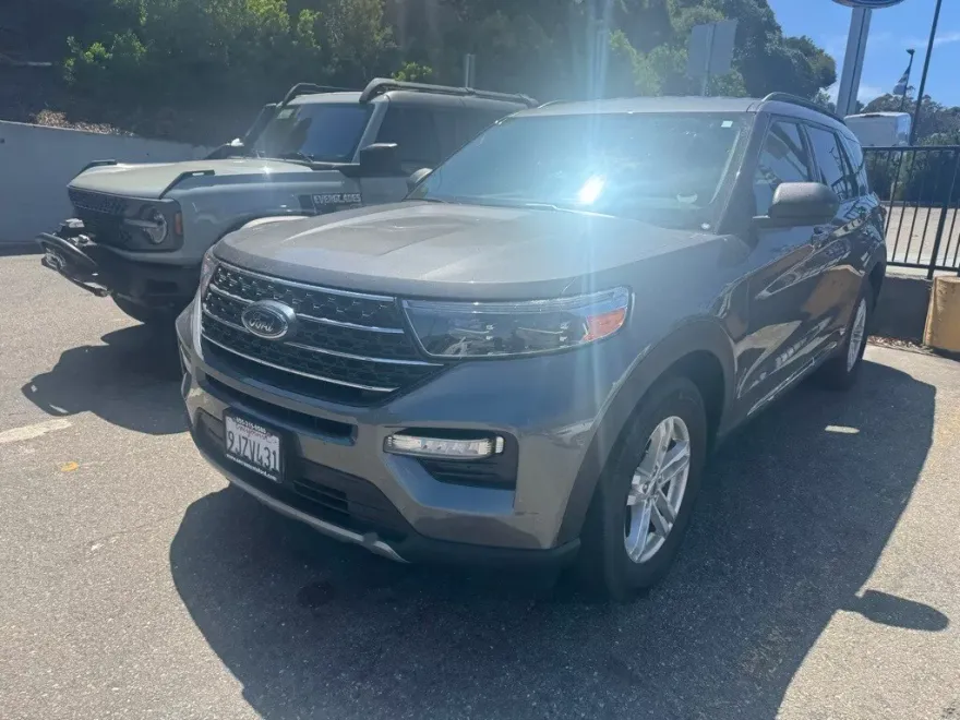 2023 Ford Explorer XLT photo 1