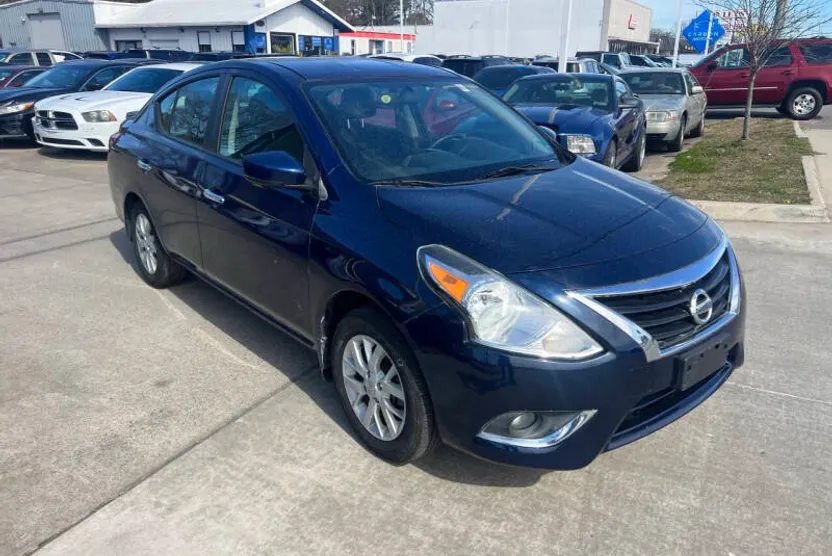 2019 Nissan Versa SV photo 1