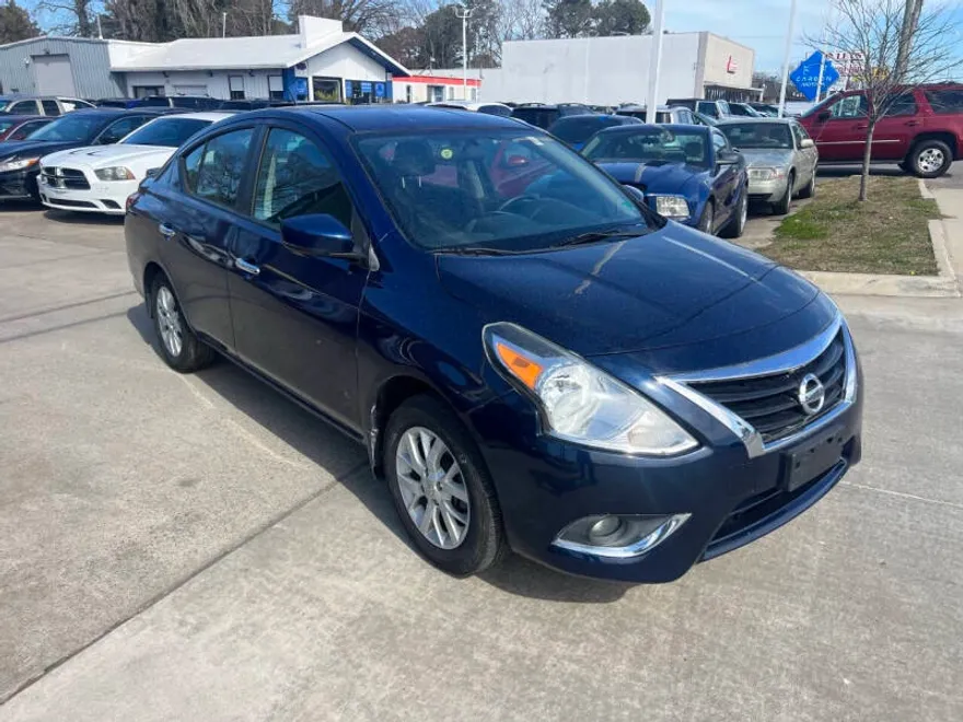 2019 Nissan Versa SV photo 1