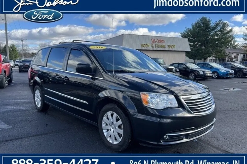 2016 Chrysler Town & Country Touring photo 1