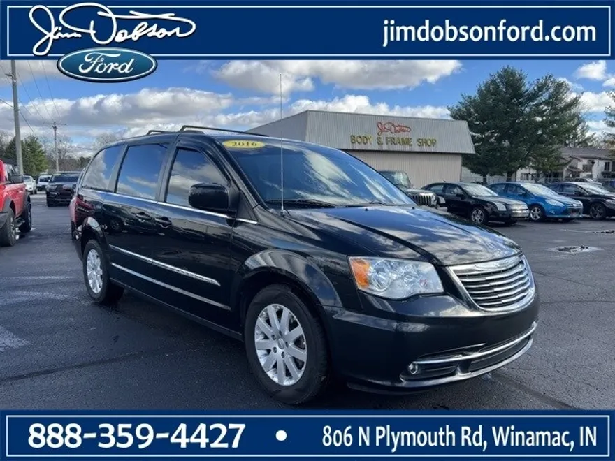 2016 Chrysler Town & Country Touring photo 1