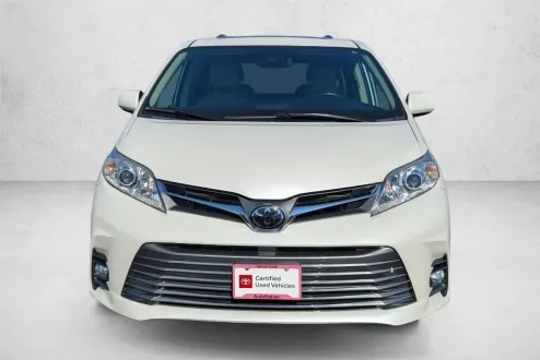 2020 Toyota Sienna XLE photo 2