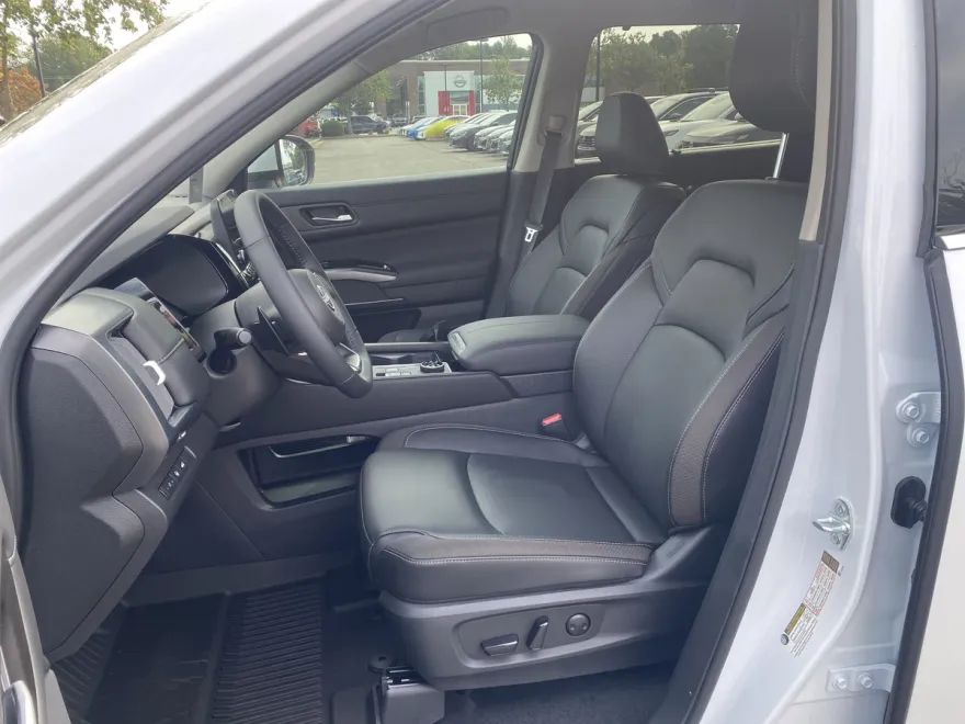 2025 Nissan Pathfinder SL photo 1