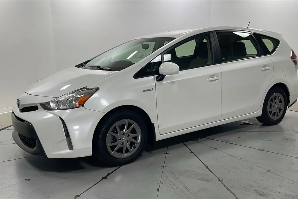 2017 Toyota Prius V Five photo 1
