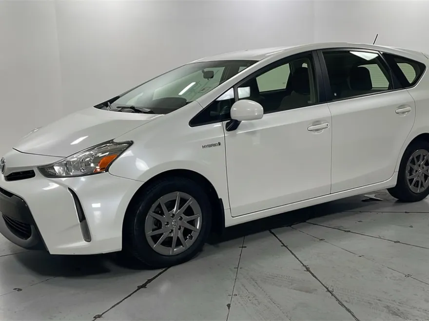 2017 Toyota Prius V Five photo 1