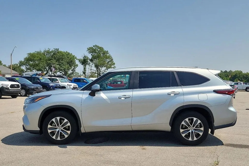 2024 Toyota Highlander XLE photo 1