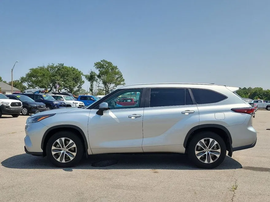 2024 Toyota Highlander XLE photo 1