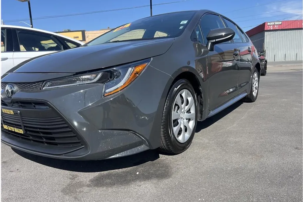 2024 Toyota Corolla LE photo 1