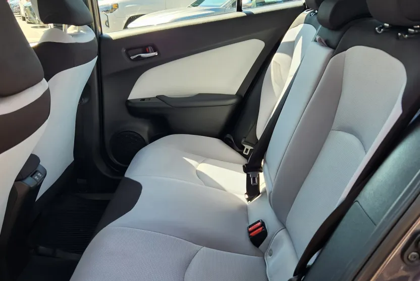 2022 Toyota Prius LE photo 1