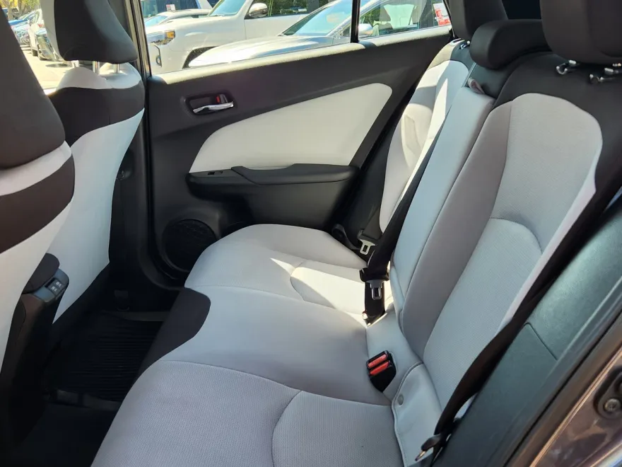 2022 Toyota Prius LE photo 1