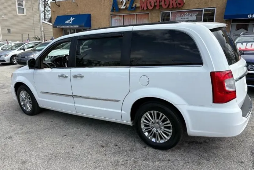 2015 Chrysler Town & Country photo 1