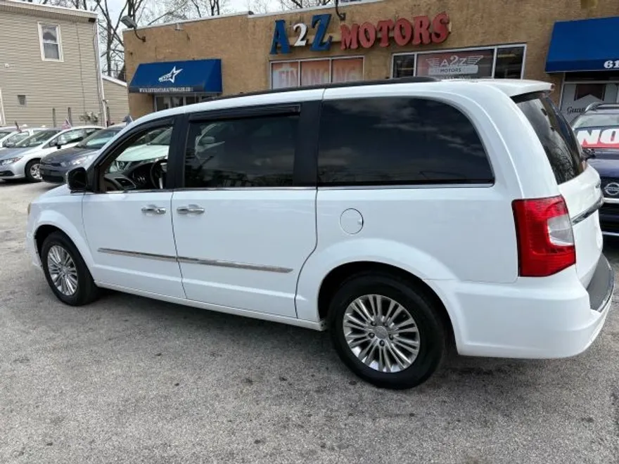 2015 Chrysler Town & Country photo 1