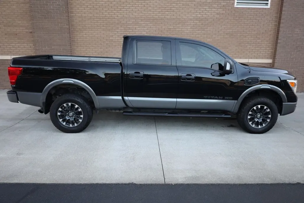 2017 Nissan Titan Crew Cab PRO-4X photo 1