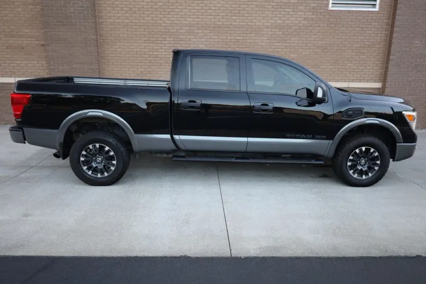 2017 Nissan Titan Crew Cab PRO-4X photo 1