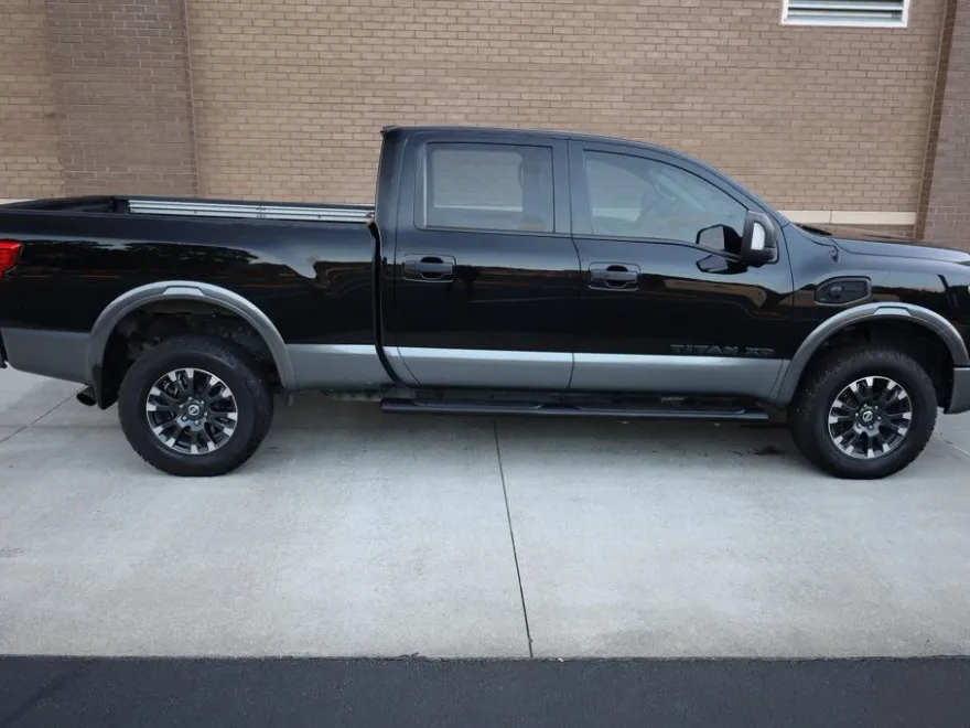 2017 Nissan Titan Crew Cab PRO-4X photo 1