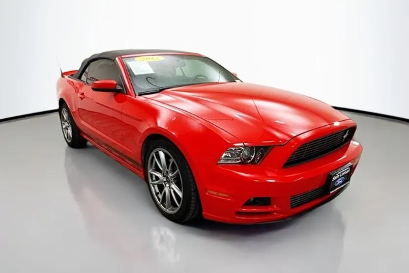 2013 Ford Mustang V6 Premium photo 1