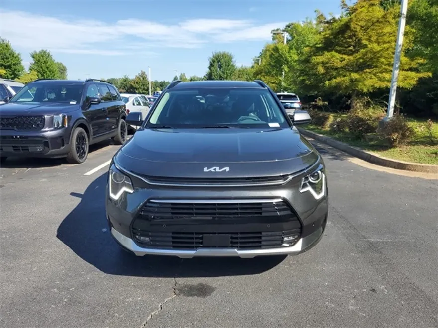 2025 Kia Niro SX photo 1