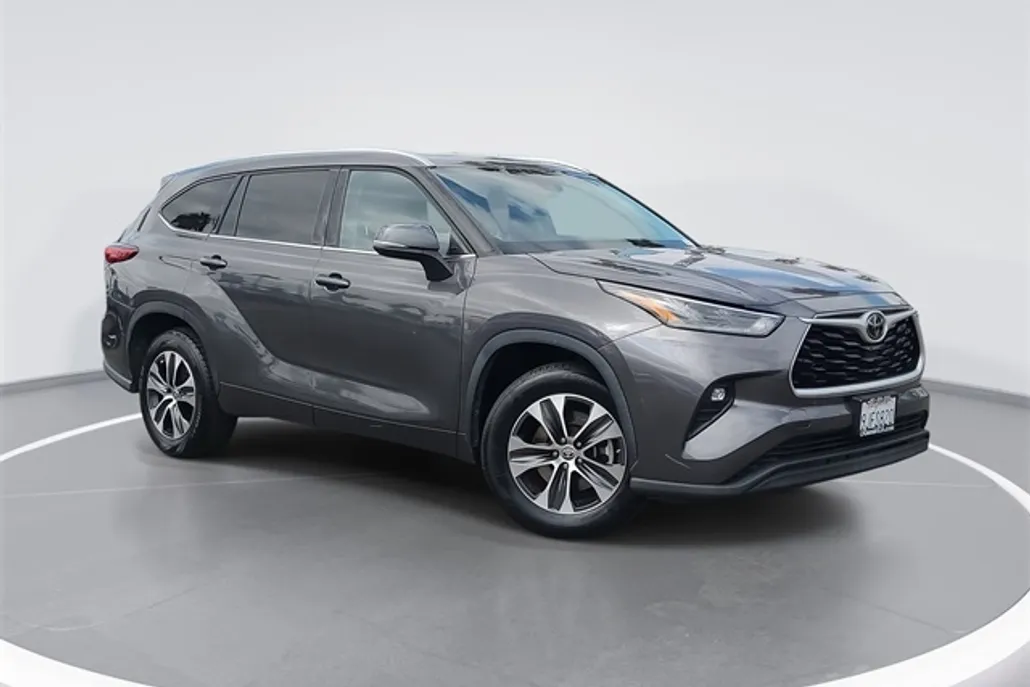 2021 Toyota Highlander XLE photo 1