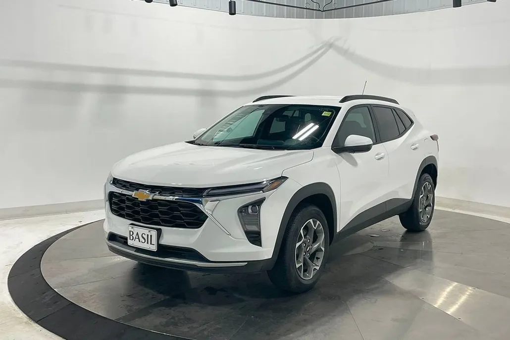 2024 Chevrolet Trax LT photo 1