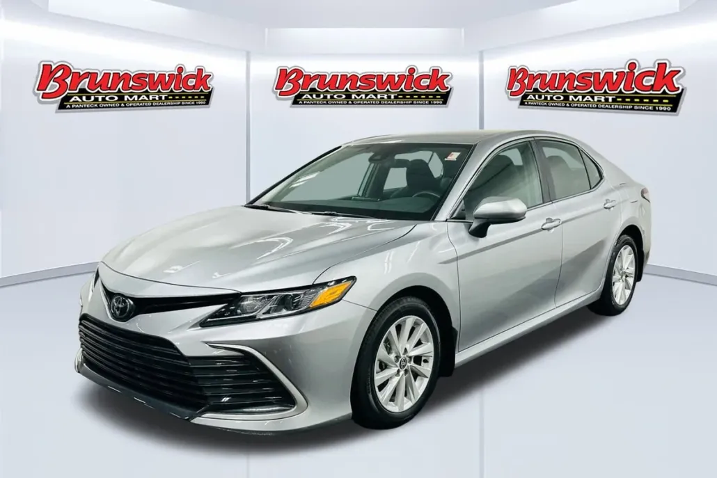 2023 Toyota Camry LE photo 1