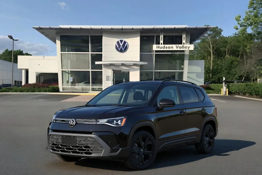 2025 Volkswagen Taos SE photo 1