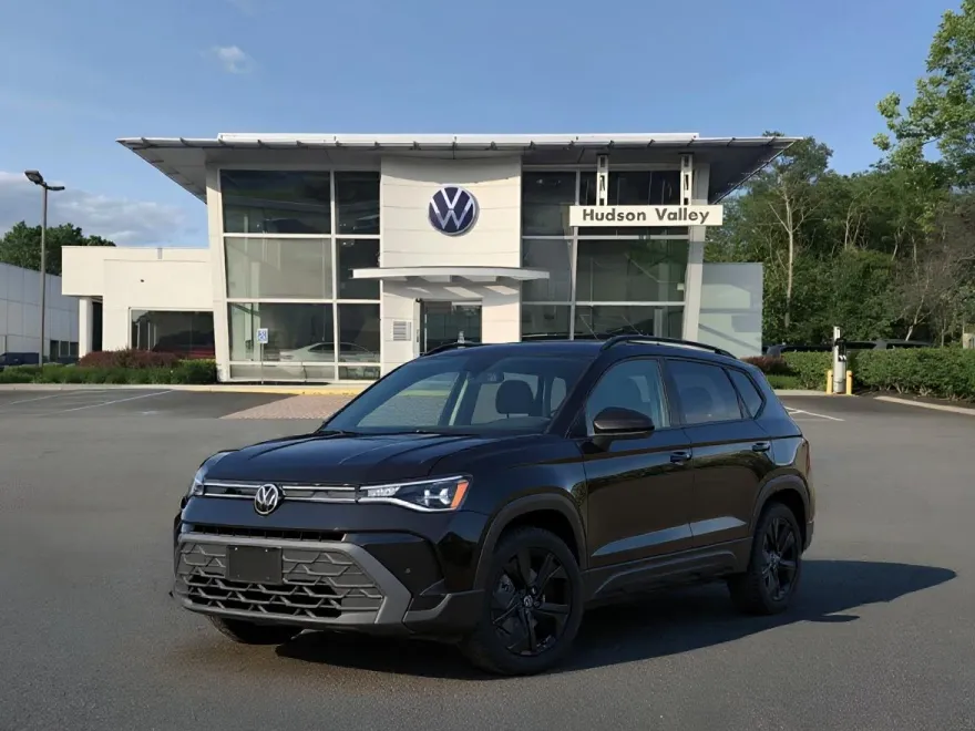 2025 Volkswagen Taos SE photo 1