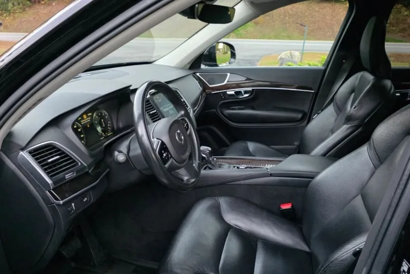 2019 Volvo XC90 Momentum photo 1