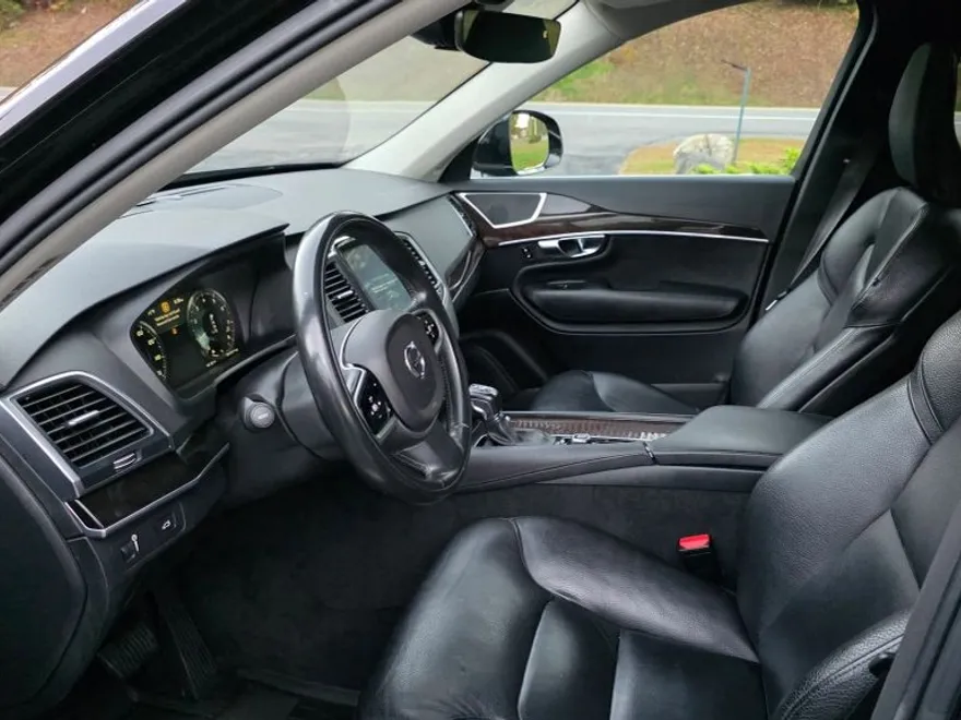 2019 Volvo XC90 Momentum photo 1