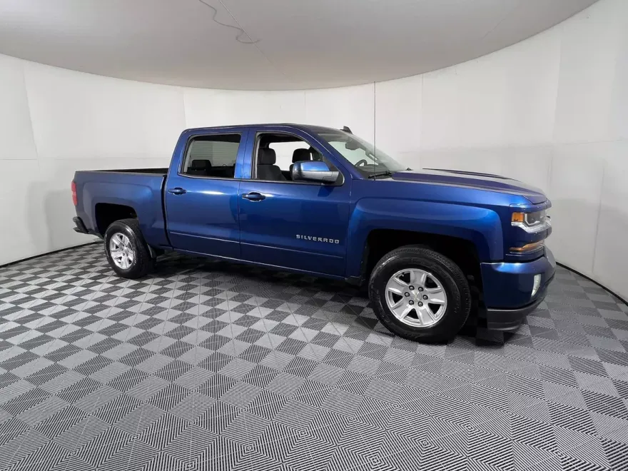 2017 Chevrolet Silverado 1500 LT photo 1