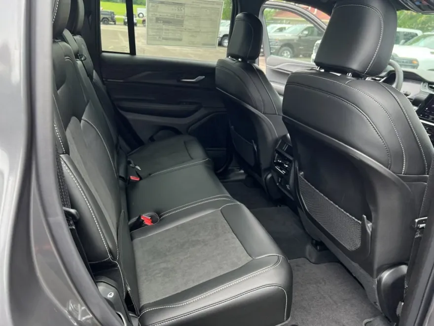 2025 Jeep Grand Cherokee Altitude X photo 13