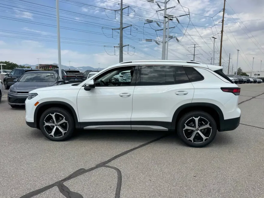 2025 Volkswagen Tiguan SE photo 1