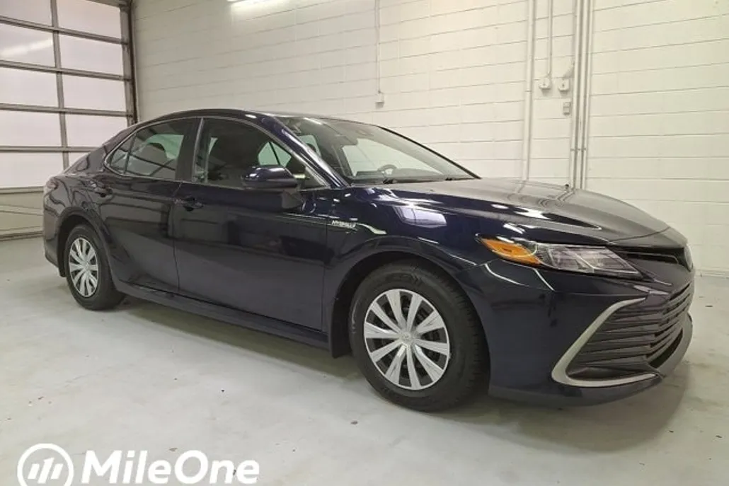 2021 Toyota Camry Hybrid LE photo 1