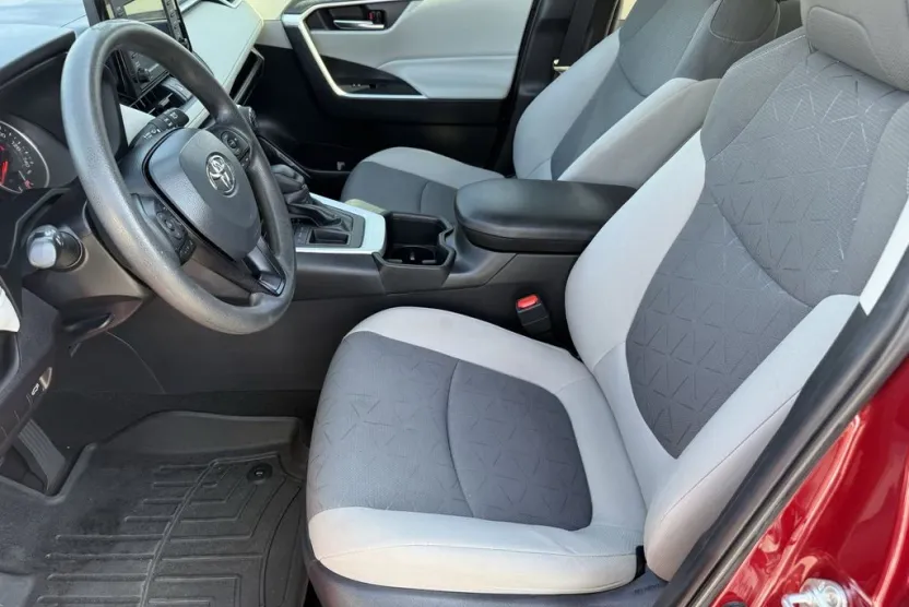 2022 Toyota RAV4 XLE photo 1