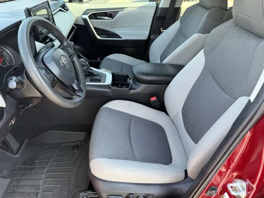 2022 Toyota RAV4 XLE photo 1