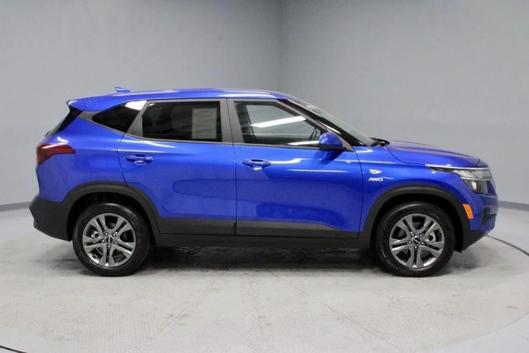 2023 Kia Seltos LX photo 1